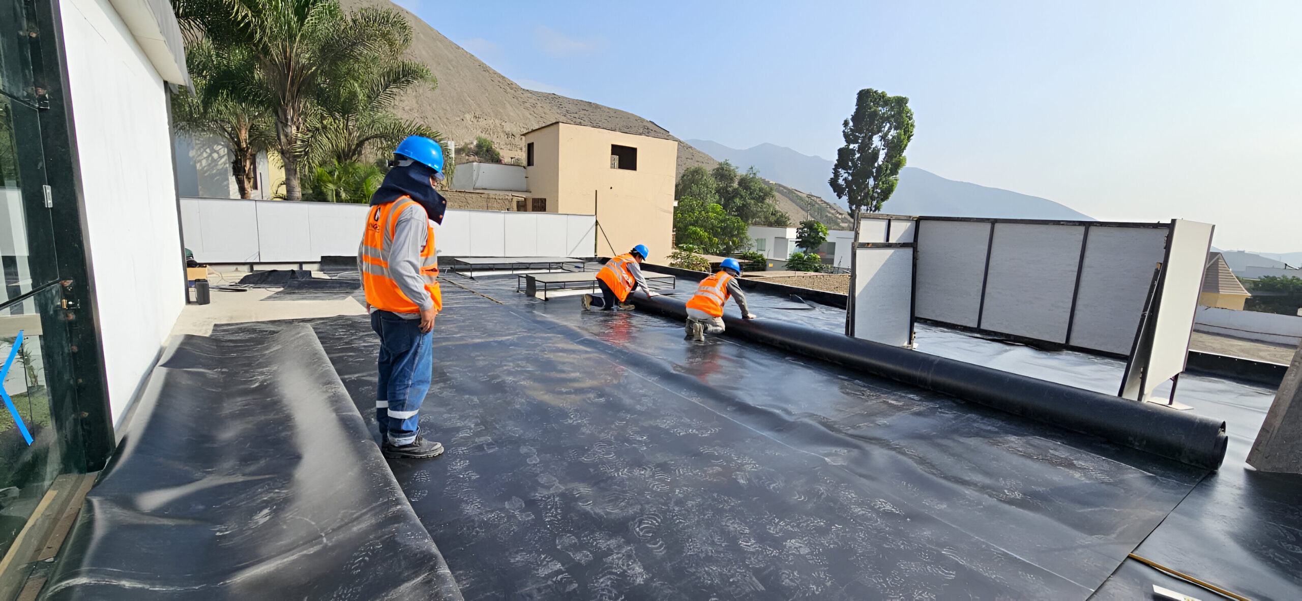 tecnicos realizando impermeabilizacion de techo