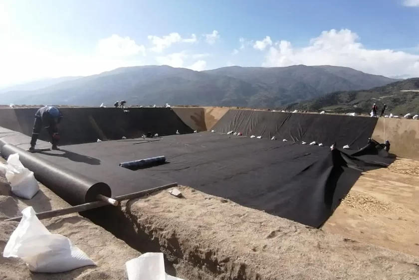 Geotextil sobre geomembrana HDPE en reservorio