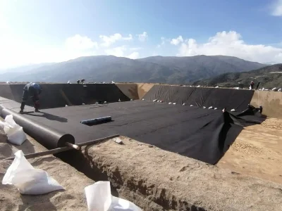 Geotextil sobre geomembrana HDPE en reservorio